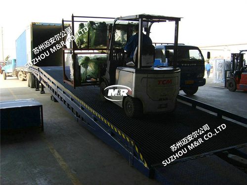 高效物流新選擇 移動(dòng)液壓式登車(chē)橋助力裝卸作業(yè)提速